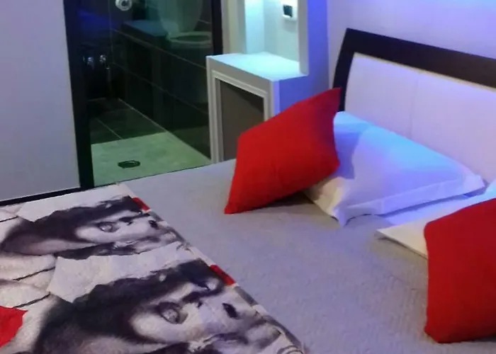 Le Pinede ליקולה